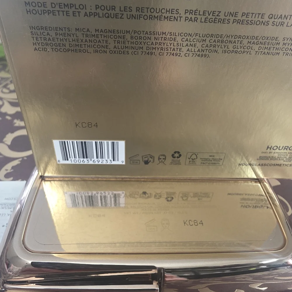 *TAN Translucent : Hourglass Vanish Airbrush pressed powder compact.